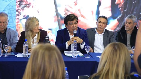 Fernando Espinoza, Verónica Magario e integrantes de la FAM.