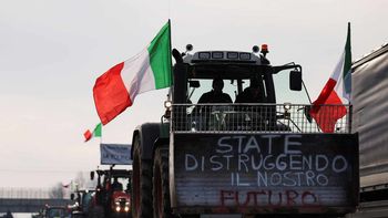 'Tractorazo' en Europa, catapulta de huevos y furia social por el acuerdo con Mercosur