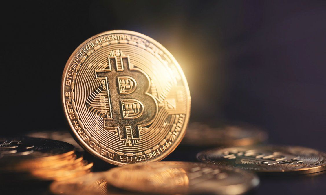 Bitcoin hoy (3/2) baja un 1,85% y se mantiene en el rango de los US$ 23.370.