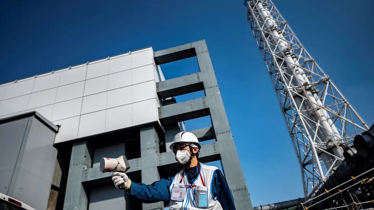 l 21 de febrero de 2021, un empleado de la Compañía Eléctrica de Tokio mide la radiación en el exterior de su central nuclear de Fukushima Daiichi, devastada hace una década por un terremoto. l 21 de febrero de 2021, un empleado de la Compañía Eléctrica de Tokio mide la radiación en el exterior de su central nuclear de Fukushima Daiichi, devastada hace una década por un terremoto.