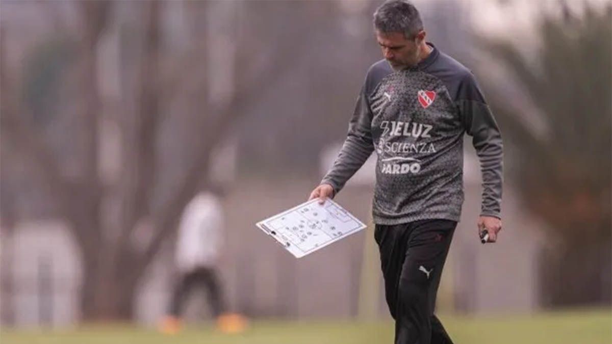 Independienteconfirmó oficialmente la cancelación de varias deudas pero no podrá contartodavía con los refuerzos por una cuestión administrativa de la FIFA. Imagendel técnico del “Rojo”, JulioVaccari.