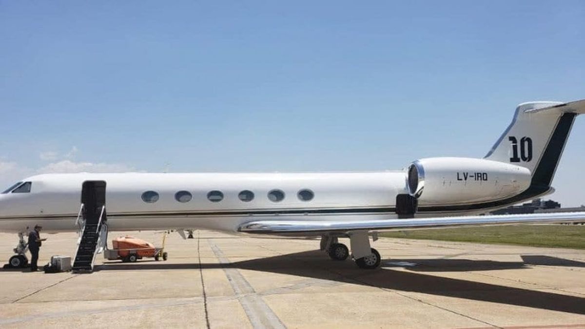 Lionel Messi y su avión. 