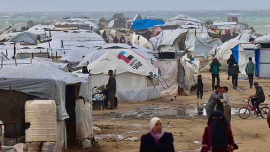 Mitad de gazatíes vive en carpa; Delcy habla de elecciones; 2do portaviones frente a Irán