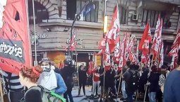 altText(Un clásico: La Izquierda ya corta Corrientes y Callao por la marcha de la CGT y CTA)}