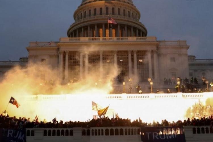 El Congreso, el templo de la democracia estadounidense, fue invadido por una horda de fanáticos que fueron incentivados por el actual presidente Donald Trump.