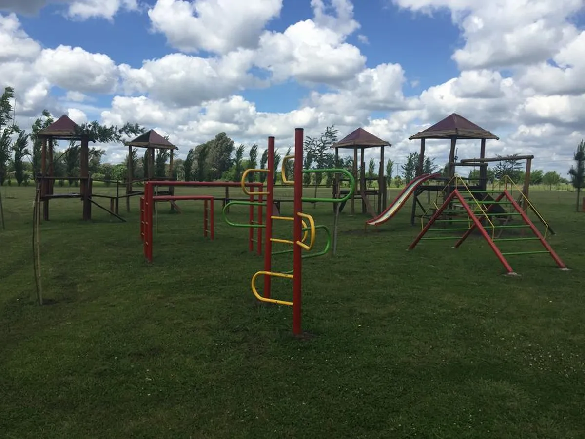Ofrece juegos para niños y un amplio espacio exterior para disfrutar del contacto con la naturaleza, alejados del caos de Buenos Aires.
