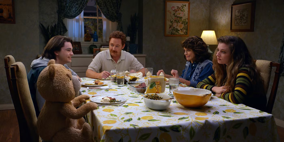 Ted arrancó con éxito en cine y ahora se expande con una precuela récord en Peacock, preparando otra temporada y una nueva serie que mantiene vivo el humor irreverente. Ted arrancó con éxito en cine y ahora se expande con una precuela récord en Peacock, preparando otra temporada y una nueva serie que mantiene vivo el humor irreverente.