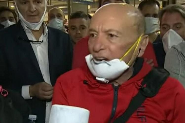 Alfredo Coto encabezó una protesta por el cierre de una sucursal.