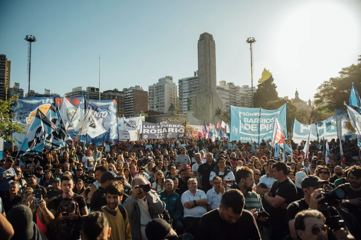 El año pasado una gran marea de personas se hizo presente en el Monumento a la Bandera. El año pasado una gran marea de personas se hizo presente en el Monumento a la Bandera.