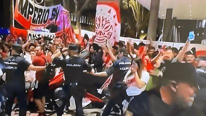 Un banderazo peruano terminó con jugadores golpeados