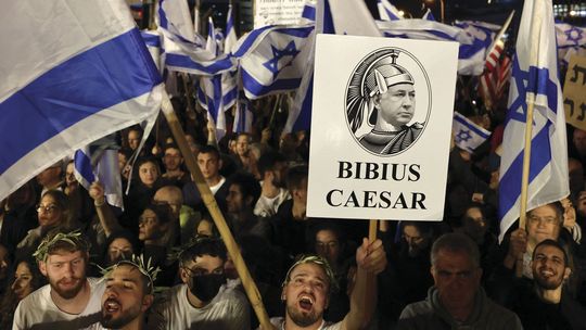 Netanyahu, entre la guerra y la extralimitación, pero sin rival interno a la vista