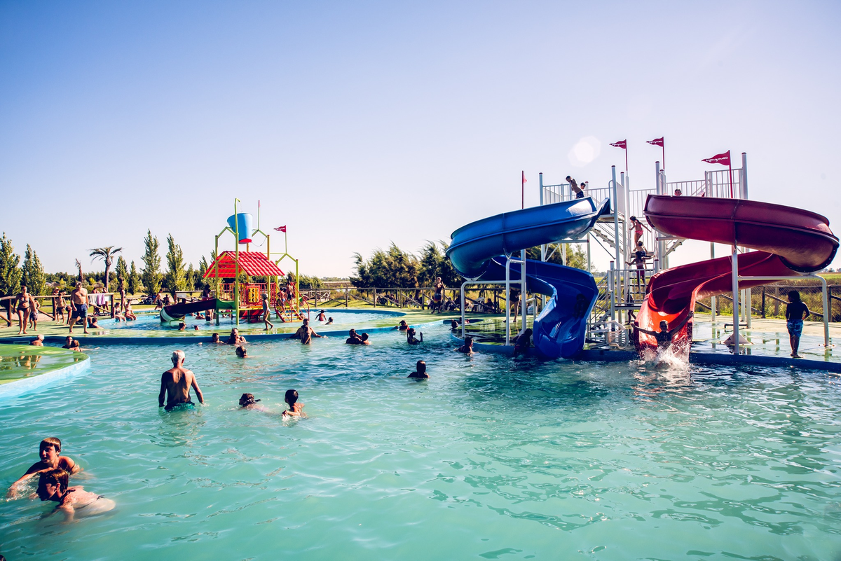 Hay espacios de esparcimiento y juegos acuáticos para entretener a los más chiquitos.
