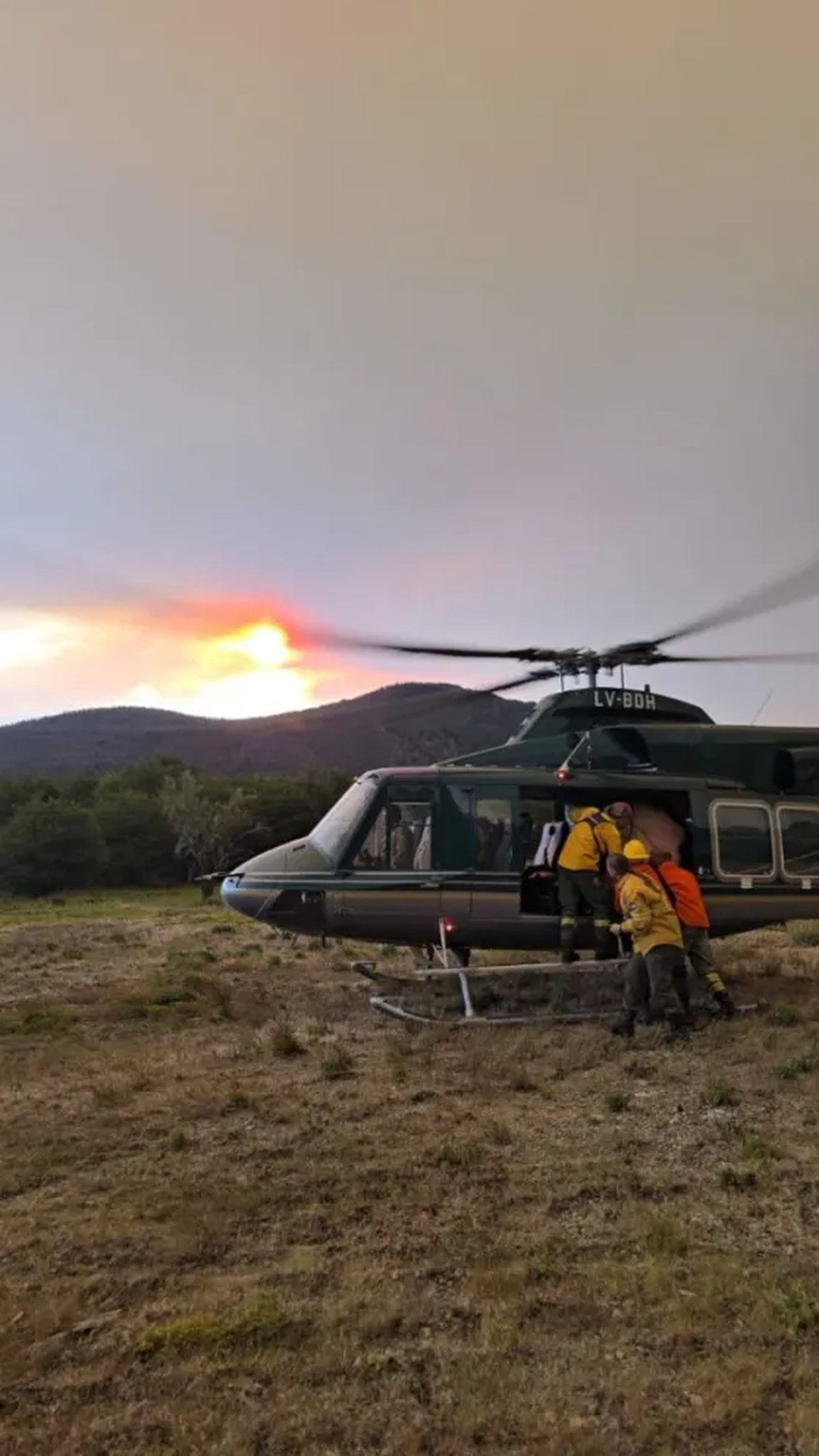 La visibilidad nula complicó el trabajo de los medios aéreos para combatir el incendio. La visibilidad nula complicó el trabajo de los medios aéreos para combatir el incendio.