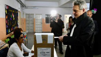 Agustín Rossi emitiendo su voto. Agustín Rossi emitiendo su voto.