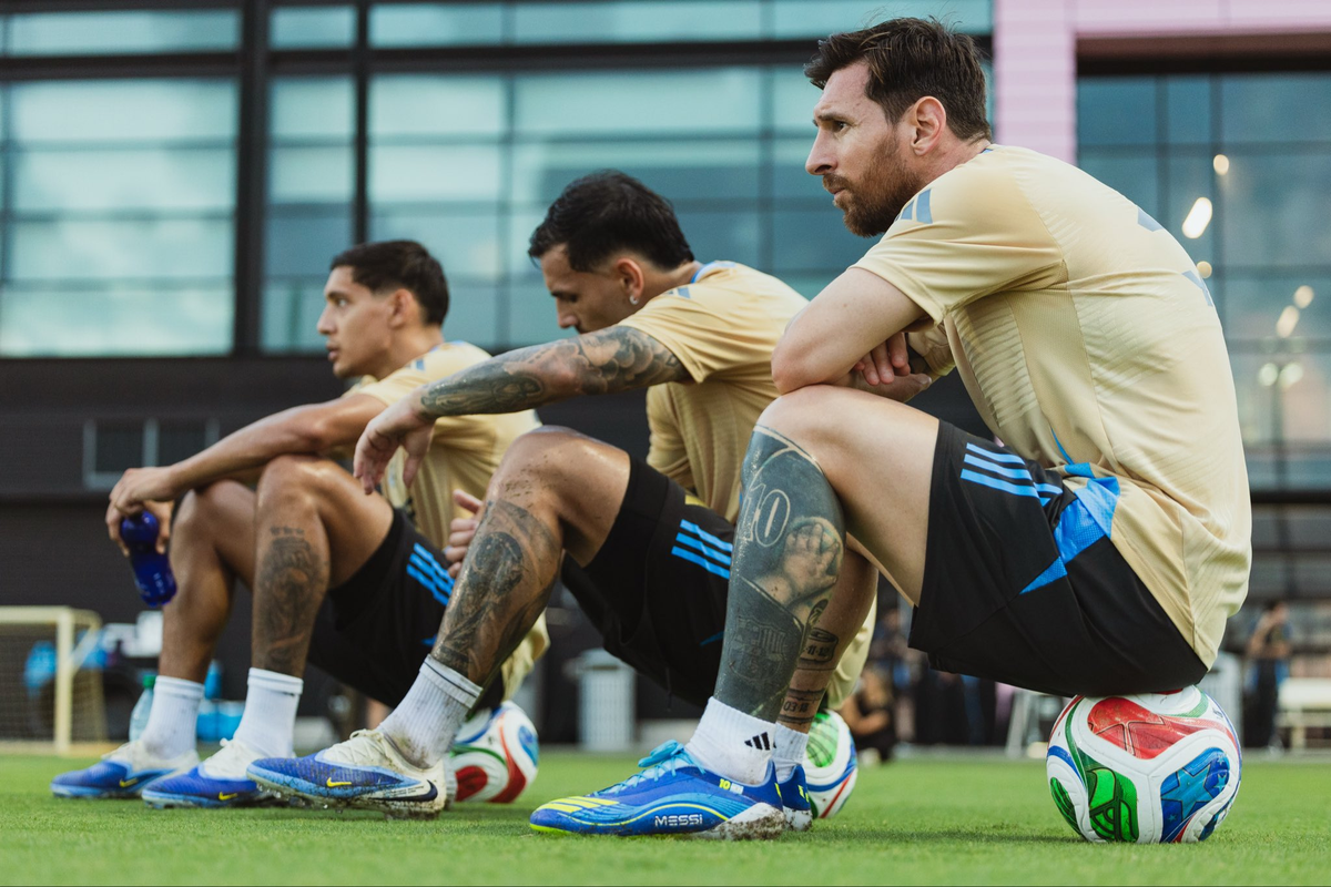 Messi, Paredes y Molina Lucero, en el entrenamiento de la Selección Argentina. Messi, Paredes y Molina Lucero, en el entrenamiento de la Selección Argentina.