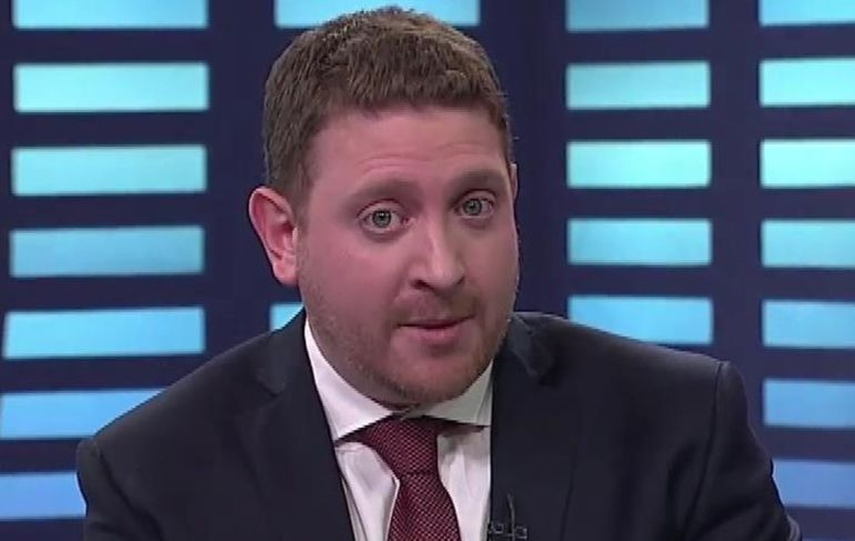 Rial reveló que la productora de Viale, Polonia Producciones, opera con fondos públicos y privados sin transparencia. Canosa y Rial señalaron la dependencia económica y política detrás de su aparente independencia periodística. Rial reveló que la productora de Viale, Polonia Producciones, opera con fondos públicos y privados sin transparencia. Canosa y Rial señalaron la dependencia económica y política detrás de su aparente independencia periodística.