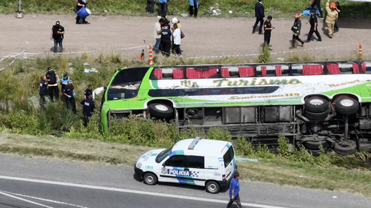 El micro que volcó en la ruta y llevaba a los militantes al acto de Axel Kicillof. El micro que volcó en la ruta y llevaba a los militantes al acto de Axel Kicillof.