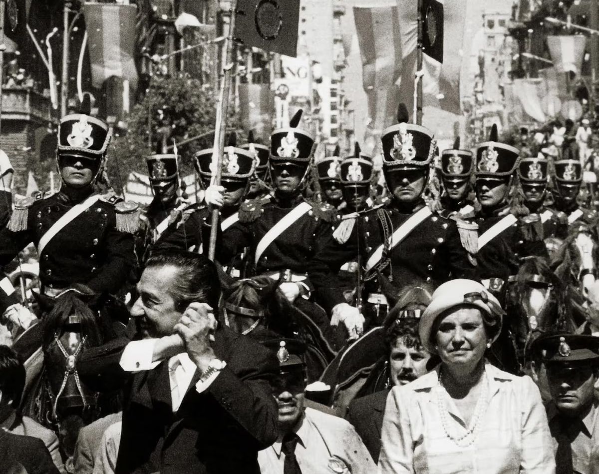 Raúl Alfonsín iniciando la democrática destrucción de las FF.AA. Raúl Alfonsín iniciando la democrática destrucción de las FF.AA.