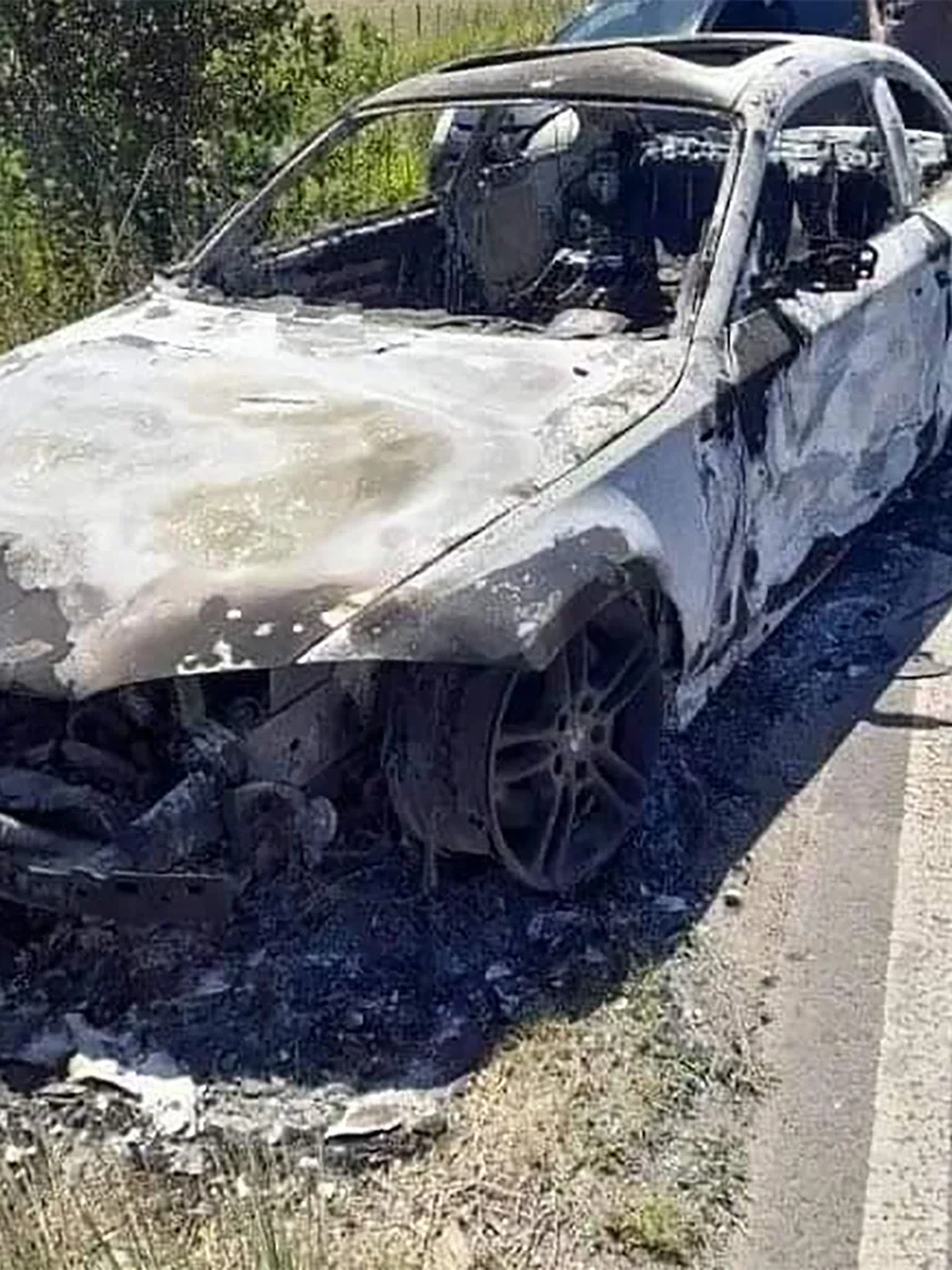  El BMW en que salieron las víctimas y apareció quemado en La Plata (Foto: Infobae)
