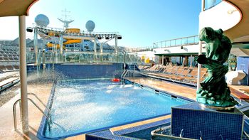 Costa Cruceros utilizará el Costa Fortuna, entre 3 buques para los tours regionales. Aquí el área de pileta del crucero. Costa Cruceros utilizará el Costa Fortuna, entre 3 buques para los tours regionales. Aquí el área de pileta del crucero.