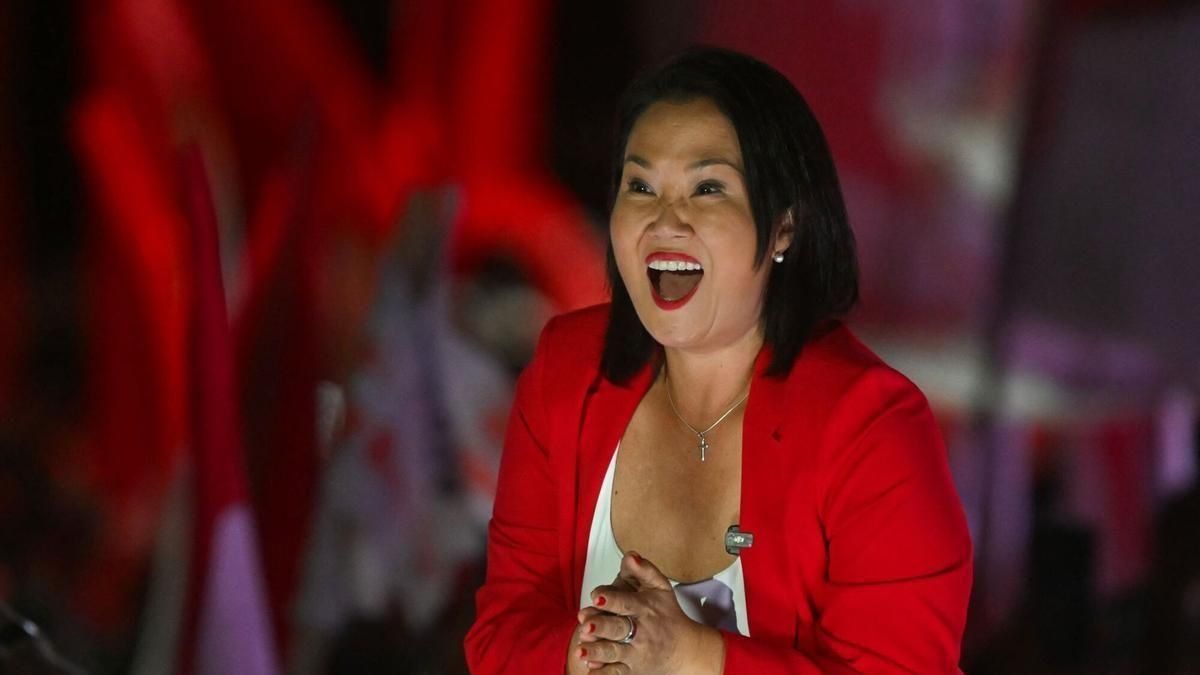 Keiko Fujimori quedó a un paso de la presidencia de Perú tras imponerse por un margen mínimo en el escrutinio, mientras su rival Roberto Sánchez todavía espera una revisión del voto exterior. Keiko Fujimori quedó a un paso de la presidencia de Perú tras imponerse por un margen mínimo en el escrutinio, mientras su rival Roberto Sánchez todavía espera una revisión del voto exterior.