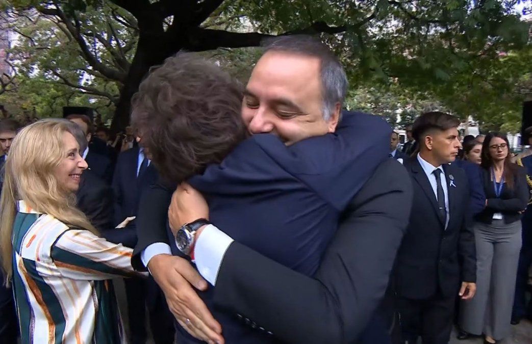 Milei se tira sobre las granadas que explotan alrededor de Adorni. Milei se tira sobre las granadas que explotan alrededor de Adorni.