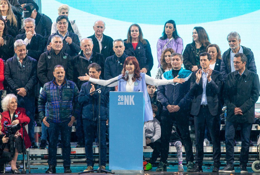 ]Cristina Kirchner subió a Juan Schiaretti al ring, por un momento. 