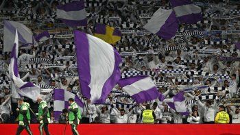 El gesto de un aficionado en el Bernabéu derivó en una sanción de la UEFA y una advertencia de cierre parcial del estadio. El gesto de un aficionado en el Bernabéu derivó en una sanción de la UEFA y una advertencia de cierre parcial del estadio.