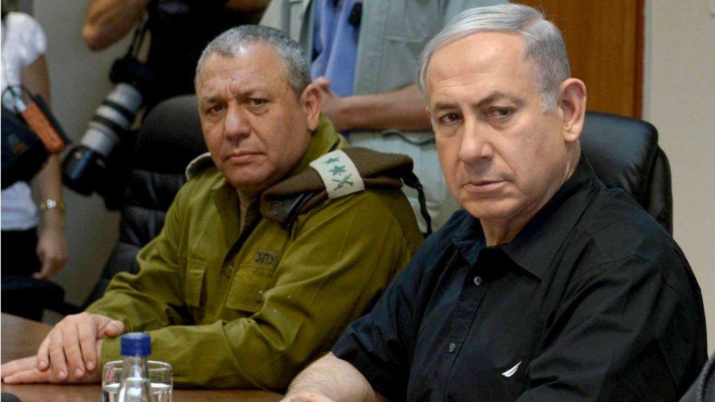 Gadi Eisenkot cuando era jefe del Estado Mayor, y Benjamin Netanyahu, cuando era su jefe. Gadi Eisenkot cuando era jefe del Estado Mayor, y Benjamin Netanyahu, cuando era su jefe.