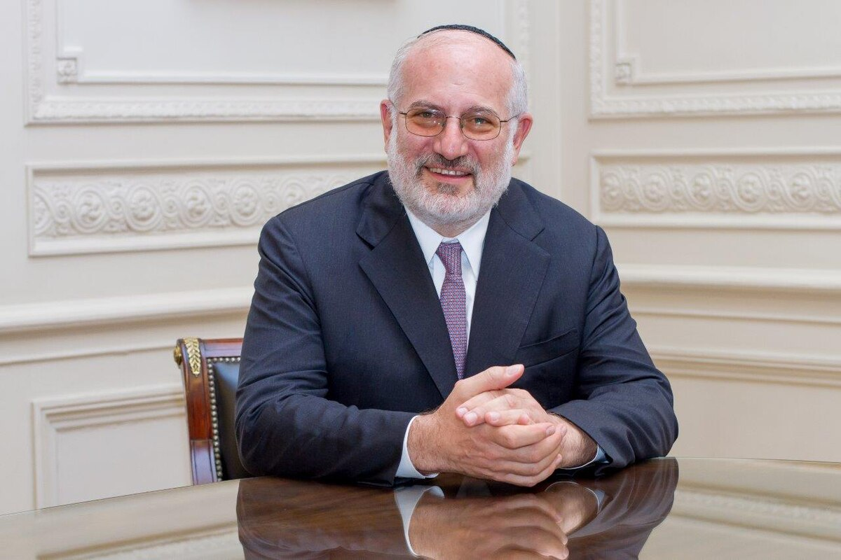 Elsztain es propietario de la desarrolladora inmobiliaria IRSA e IRSA Propiedades Comerciales, del Banco Hipotecario y de las agropecuarias Cresud y BrasilAgro. 