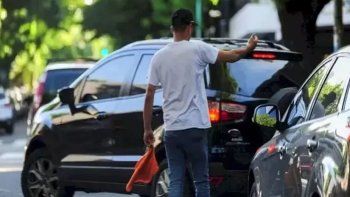 Polémica en Córdoba: Cuidacoches podrán cobrar un litro de Infinia por hora