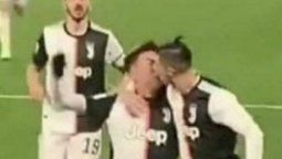 altText(Ronaldo y Dybala festejaron la victoria de la ‘Juve’ con un beso accidental y explotaron las redes (Vídeo))}