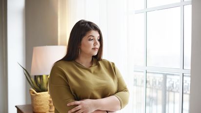 Tratar la soledad reduce riesgo de muerte en personas con obesidad