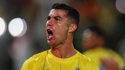 Cristiano Ronaldo se fue expulsado por agresión, amagó a tirarle la pelota al árbitro y Al Nassr quedó afuera