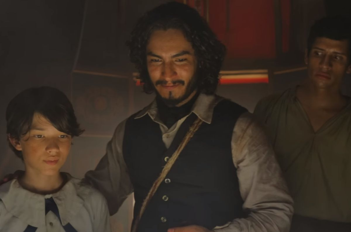 "Cien años de soledad" es producida y protagonizada por un equipo prácticamente colombiano en su totalidad, que trabajó muy de cerca con la familia de García Márquez para hacerle justicia a su novela. "Cien años de soledad" es producida y protagonizada por un equipo prácticamente colombiano en su totalidad, que trabajó muy de cerca con la familia de García Márquez para hacerle justicia a su novela.