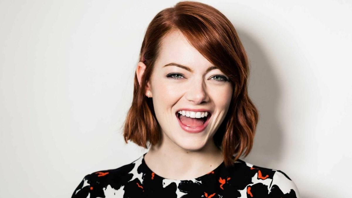 La actriz multigalardonada Emma Stone celebra hoy su cumpleaños. Debutó en cine con Superbad y ganó el Oscar por La La Land y Pobres criaturas.