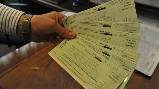 Chau cheques: La jugada explosiva del BCRA para eliminar el papel para siempre Chau cheques: La jugada explosiva del BCRA para eliminar el papel para siempre