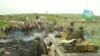La imagen de archivo es una población civil en Donetsk deteniendo una columna de blindados ucranianos en Donbass. La imagen de archivo es una población civil en Donetsk deteniendo una columna de blindados ucranianos en Donbass.