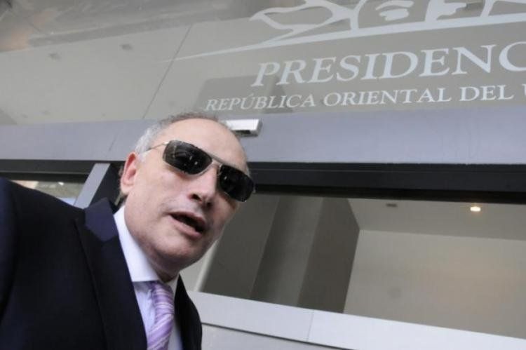 Nacido en La Plata, Carlos Molinari es un desarrollador inmobiliario en la Argentina y en USA (Miami), simpatizante de Gimnasia y Esgrima de La Plata (hoy en el Nacional B), amante de los Rolex y los BMW, amigo del kirchnerista Mario Ishii. Molinari prese