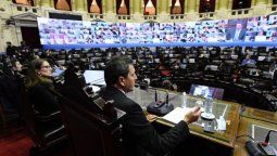 altText(Massa hizo votar a los diputados por la milanesa y el mate, pero no pone fecha de sesión)}