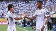 Fran García junto a Kylian Mbappé durante el Mundial de Clubes, un torneo que marcó el mejor momento del lateral antes de quedar relegado en la rotación del Real Madrid.