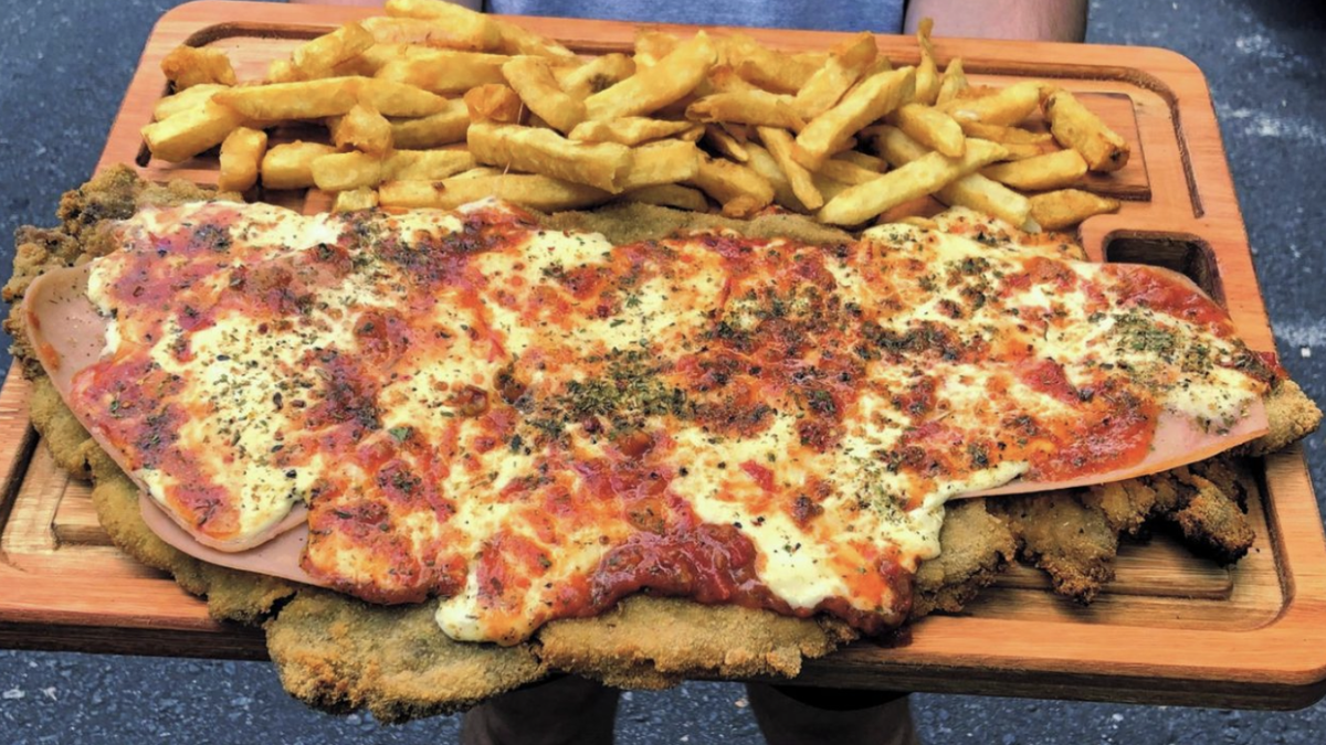 Milanesa napolitana con papas fritas, un clásico argentino. Milanesa napolitana con papas fritas, un clásico argentino.
