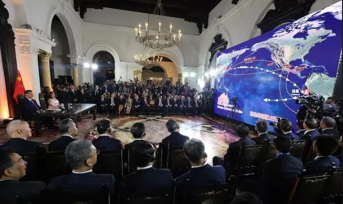 Xi Jinping y Dina Boluarte en el palacio de gobierno de Perú, durante la presentación del puerto de Chancay. Foto: AP Xi Jinping y Dina Boluarte en el palacio de gobierno de Perú, durante la presentación del puerto de Chancay. Foto: AP