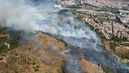 El incendio avanza por una ladera de Collserola mientras una gran columna de humo cubre parte del norte de Barcelona y obliga a reforzar el operativo de emergencia.