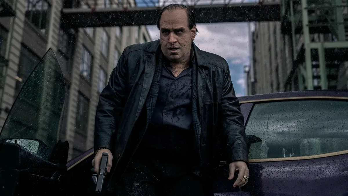 "El Pingüino", protagonizada por Colin Farrell, explora más a fondo al personaje en lugar de intentar seguir expandiendo forzosamente el universo de "The Batman", dando lugar a una producción que excede expectativas y bate récords en audiencia. "El Pingüino", protagonizada por Colin Farrell, explora más a fondo al personaje en lugar de intentar seguir expandiendo forzosamente el universo de "The Batman", dando lugar a una producción que excede expectativas y bate récords en audiencia.