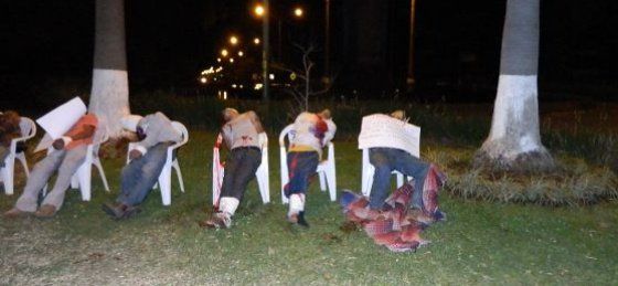 7 hombres, entre ellos 1 menor de edad, que fueron ejecutados con 1 tiro de gracia y sus cuerpos fueron colocados en sillas de plástico dejadas en mitad la glorieta de una avenida de la ciudad de Uruapan, en Michoacán, durante la madrugada del sábado 23/0