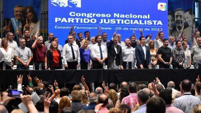 Congreso del PJ: Alberto duda, Insfrán va y mucho humo
