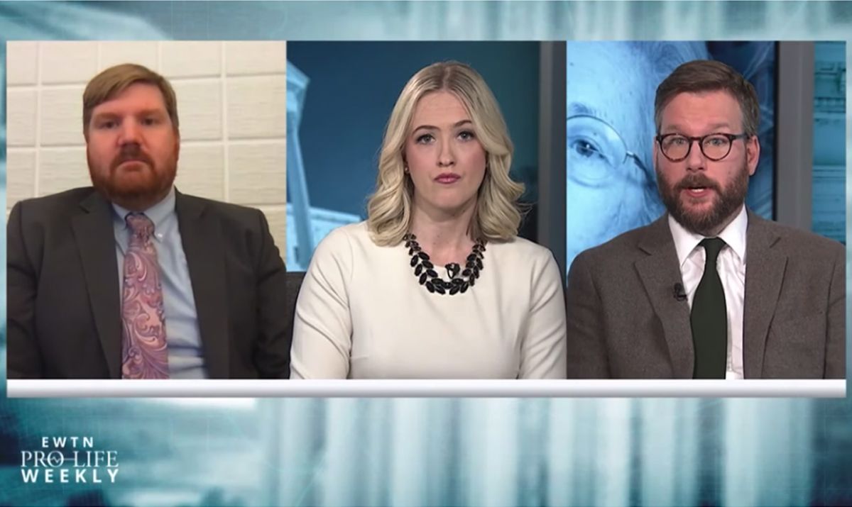 Abril 2019: JD Flynn (izq.) cuando era editor en jefe de Catholic News Agency, y Ed Condon, cuando era jefe de la oficina de DC para CNA, en EWTN Pro-Life Weekly con Catherine Hadro. ( Captura de pantalla de NCR / YouTube / EWTN).
