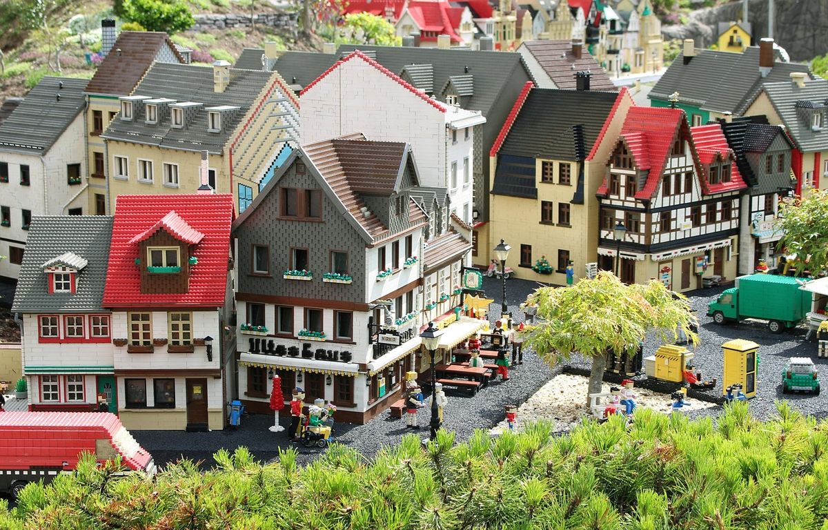 Miniland USA, en LEGOLAND Florida, recrea ciudades icónicas con millones de piezas LEGO y ofrece una alternativa distinta a los parques tradicionales de Disney y Universal. Miniland USA, en LEGOLAND Florida, recrea ciudades icónicas con millones de piezas LEGO y ofrece una alternativa distinta a los parques tradicionales de Disney y Universal.