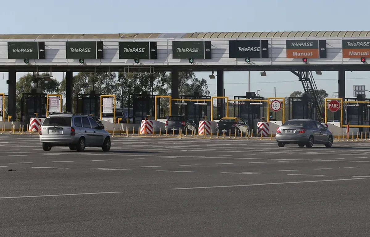 La hora pico abarca de lunes a viernes de 7 a 11 horas y de 16 a 20. Los sábados, domingos y feriados, el horario se extiende "entre las 11 a 15, en sentido ascendente hacia la Provincia de Buenos Aires, y de 17 a 21 horas de manera descendente hacia la Ciudad Autónoma de Buenos Aires". La hora pico abarca de lunes a viernes de 7 a 11 horas y de 16 a 20. Los sábados, domingos y feriados, el horario se extiende "entre las 11 a 15, en sentido ascendente hacia la Provincia de Buenos Aires, y de 17 a 21 horas de manera descendente hacia la Ciudad Autónoma de Buenos Aires".